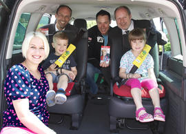 Die Vorstände der TIROLER VERSICHERUNG Mag. Franz Mair und Dr. Walter Schieferer und Manfred und Karin Pranger mit ihren Kindern Laura und Mario Die Vorstände der TIROLER VERSICHERUNG Mag. Franz Mair und Dr. Walter Schieferer und Manfred und Karin Pranger mit ihren Kindern Laura und Mario