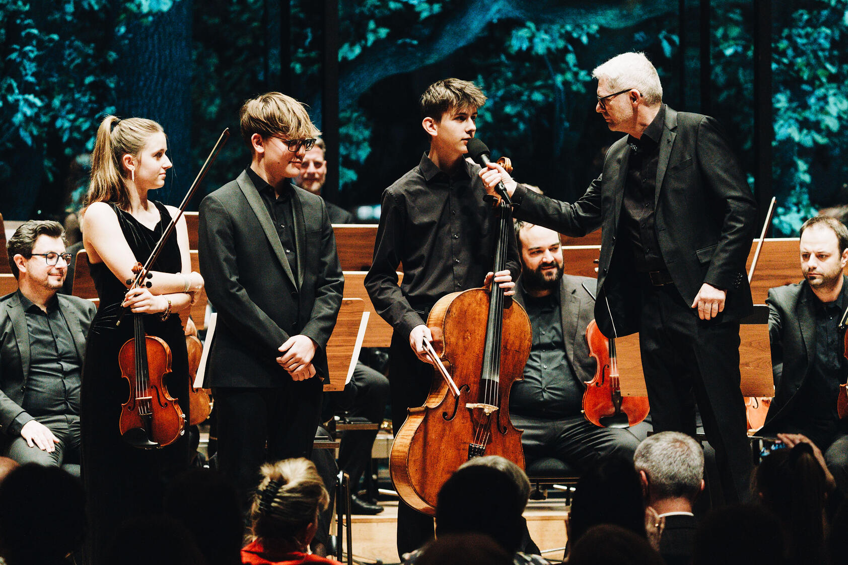 Junge Solist:innen am Podium