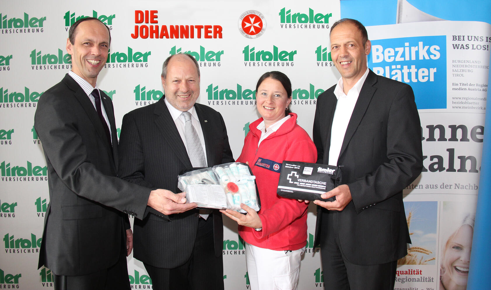 Von links: Die TIROLER-Vorstände Mag. Franz Mair und  Dr. Walter Schieferer mit Birgit Schallhart (Johanniter) und GF Freddy Pfurtscheller (Bezirksblätter).