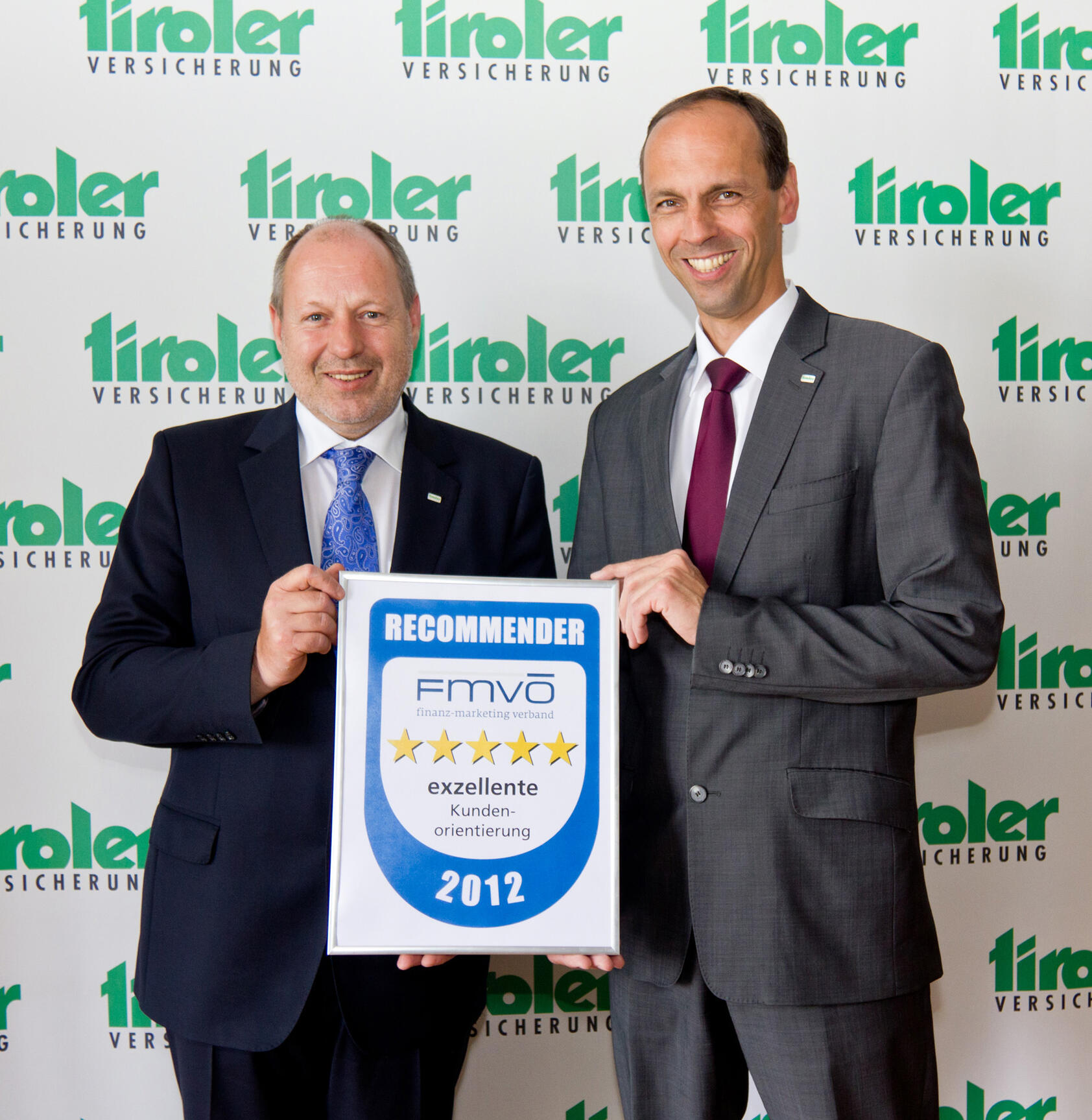 Die TIROLER-Vorstände Dr. Walter Schieferer und Mag. Franz Mair freuen sich über die hohe Auszeichnung als beliebteste Regionalversicherung Österreichs.