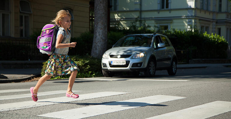 Auf dem Schulweg lauern zahlreiche Gefahren für die Kinder. Mit einigen praktischen Tipps können diese deutlich verringert werden. 