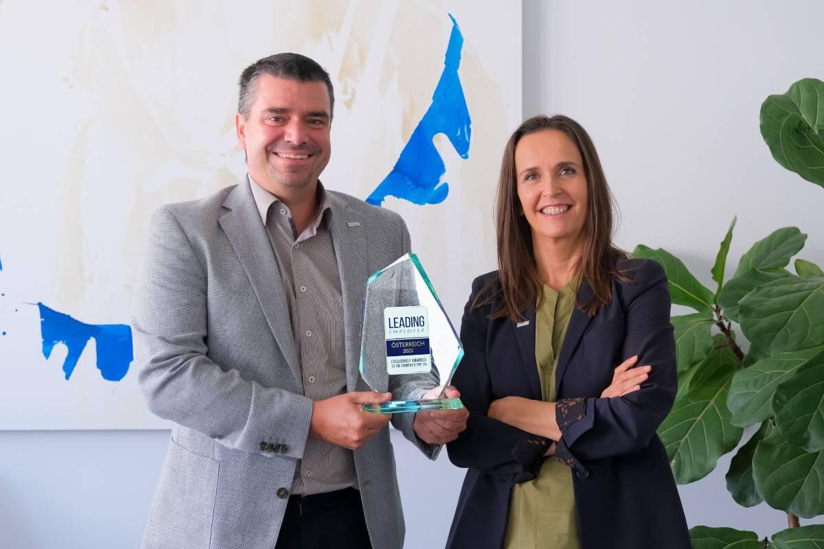 Martin Außerer und Jane Platter mit dem Leading Employer Award