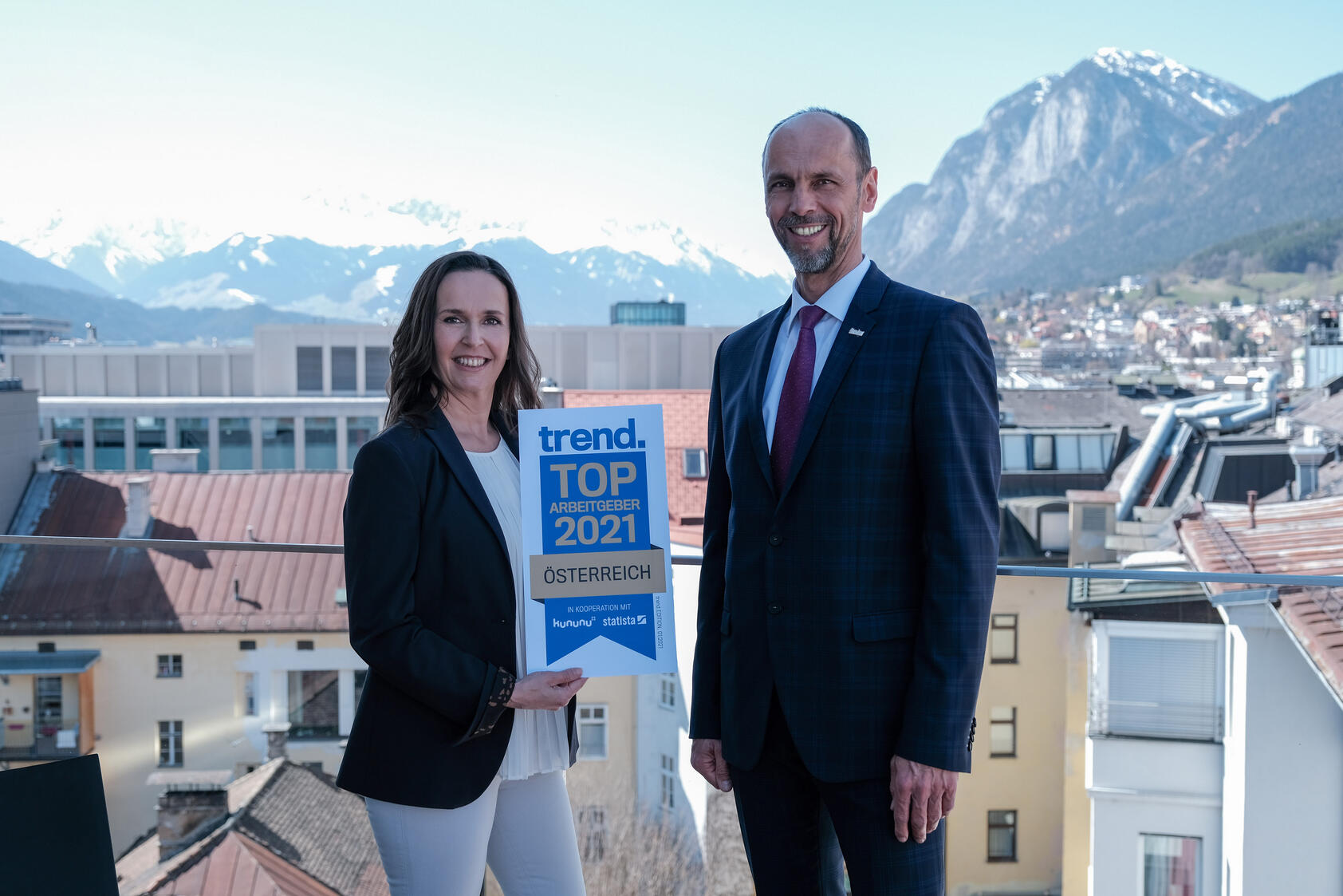 Jane Platter, Leiterin Personalmarketing, und Franz Mair, Vorstand TIROLER VERSICHERUNG (v.l.). 