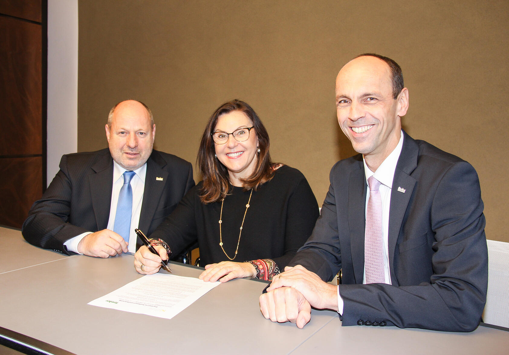 Franz Mair (Tiroler Versicherung), Elisabeth Zanon (Tiroler Hospiz-Gemeinschaft), Walter Schieferer (Tiroler Versicherung) und Helmut Fröhlich (Tiroler Hospiz-Gemeinschaft) freuen sich über eine erweiterte Partnerschaft.