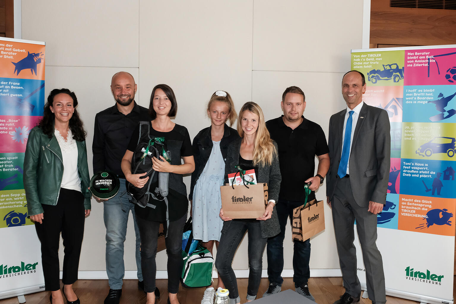 v.l.n.r. Anna Pfanzelter (TIROLER VERSICHERUNG), Christian Elzinger, Sylvia Zlöbl, Paula-Sophie Draxl, Anna Maria Schuler, Bernhard Lackner und Vorstandsdirektor Mag. Franz Mair (TIROLER VERSICHERUNG).                           